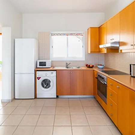 Kate's Latchi Beachfront 4 By Ezoria Apartament